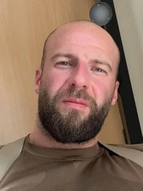 English men looking for love